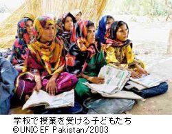 学校で授業を受ける子どもたち