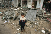 ガザ市内の崩壊した家の瓦礫の中で。