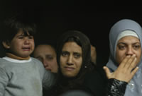 葬儀に集まるパレスチナ人たち
