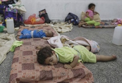 ガザ地区にある学校に避難しているパレスチナの子どもたち