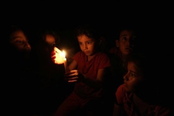 ガザ南部のラファ（Rafah）での戦闘後、家族らとともに学校に避難してきたパレスチナの子ども （7月21日撮影）