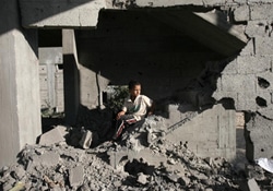 ガザ南部のラファ（Rafah）でイスラエル軍の空爆で破壊された近所の家の瓦礫の中でたたずむ少年