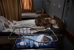 激しい空爆と攻撃を受けたシェジャヤ(Shejaya）近郊に住んでいた25歳のラナさんは、ガザ市内の病院で第一子となる息子を帝王切開で出産。医師によると、戦闘下では早産する女性が増えるという。