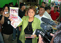 マニラ近郊のショッピングモールで、取締り官と共に、子どもポルノの摘発を行うマドリガル議員。