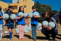ライダーたちの出発を祝って踊る地元のダンサーたち。