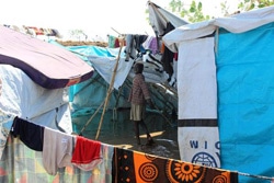 濡れたマットレスや衣服を乾かす避難民
