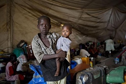 マラカルの国連施設のテントに身を寄せる子どもたち。