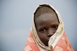 武力衝突により自宅から避難している女の子