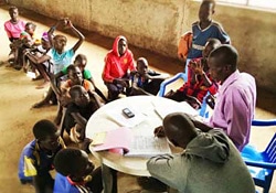 登録するために並ぶ家族と離れ離れになった子ども