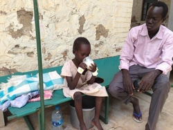 コレラ治療センターで、経口補水塩を用いた治療を受ける子ども