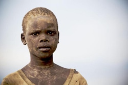 紛争で避難している南スーダンの男の子。
