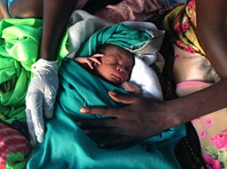 南スーダン・ミンカマンにある避難所のテントで生まれた、生後4時間の赤ちゃん