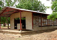 2007年、ユニセフがデング･ニアル地区に建てた鉄筋コンクリート製の丈夫な小学校。