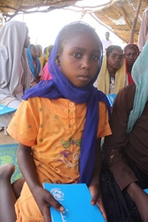 村で武力紛争が起こり、避難している8歳の女の子。現在カルマ（Kalma）難民キャンプに身を寄せている