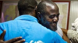 解放されたスタッフとユニセフ・スーダン事務所代表。