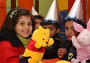シリアのドゥマの登録センターに作られた「子どもに優しい空間」で遊ぶ子どもたち。