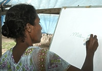 識字教室で学ぶ東ティモールの女性