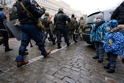 キエフにてデモ参加者を見つめる子どもたち