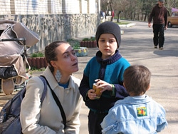 リヴィウ（ルヴィヴ）州で避難民の子どもと話すユニセフ・ウクライナのモニタリング評価スペシャリスト