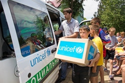 避難している子どもたちにレクレーションキットを配布。
支援物資を受け取る子どもたち。（ウクライナ）
