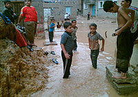何万人ものイエメンの子どもたちとその家族が、珍しい熱帯低気圧の影響による洪水被害に見舞われた。