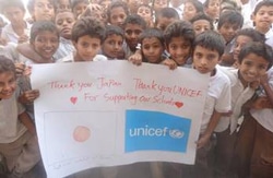 日本政府とユニセフへの感謝のメッセージを掲げる生徒