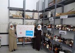 日本政府とユニセフへの感謝のメッセージを掲げる生徒