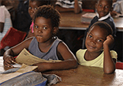 ユニセフは、たくさんのジンバブエの子どもたちを受け入れている南アフリカの学校が直面している厳しい状況に対処するべく活動している。
