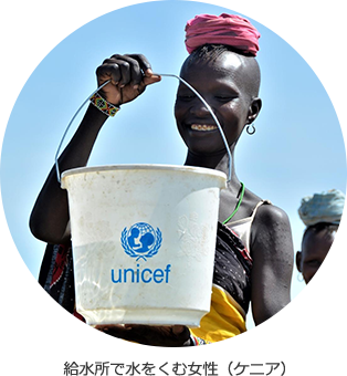 給水所で水をくむ女性(ケニア)