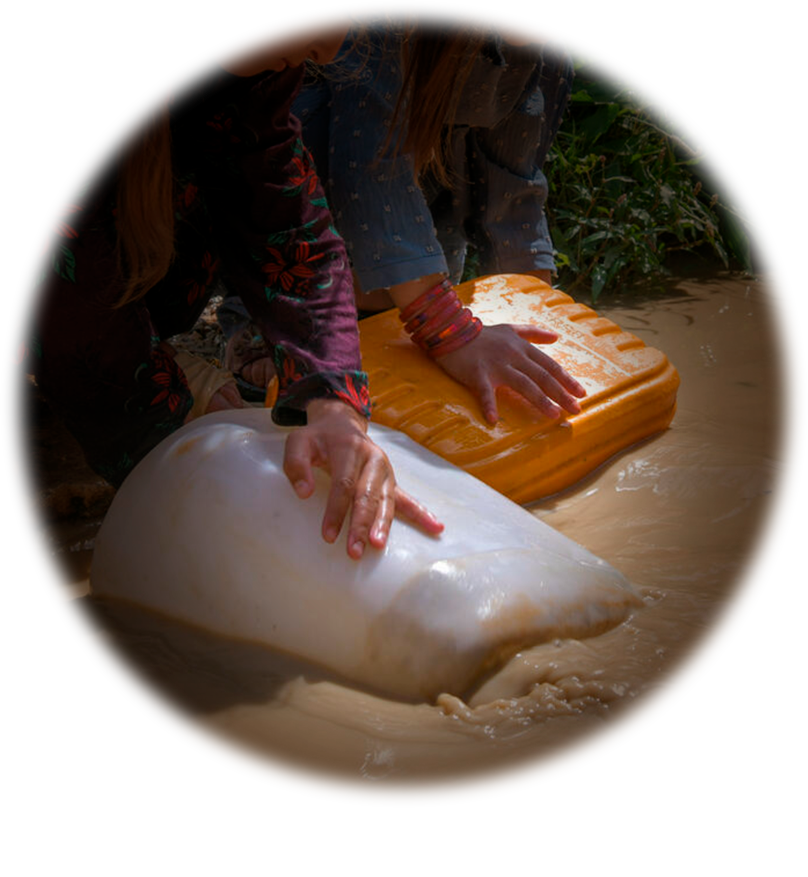 小川から水をくむ女の子（アフガニスタン） ※写真と本文は直接関係ありません