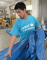 四川省江堰で倒壊した中学校から最初に救出された子ども