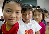 写真：四川省彭州郡で授業の開始を待つ小学生たち。