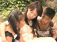 写真：被災した子どもとアグネス大使。