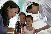 写真：被災した子どもたちとアグネス大使