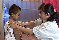 写真：毎月の定期健診をうけるバナくん