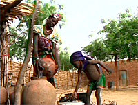 写真：水をくむ親子