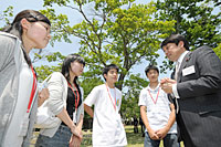 小野寺五典副大臣と談笑する日本代表渋渋４のメンバー