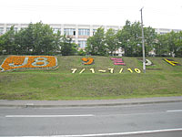 花で作られたJ８ロゴ