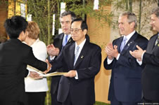 G8首相陣へ「J8千歳宣言」を提出する栗脇君