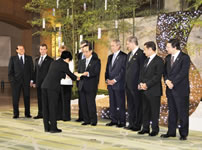 G8首相陣へ「J8千歳宣言」を提出する栗脇君