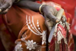女性性器切除を行う際に用いる道具を手にする、かつて施術を行っていた女性。（エチオピア）