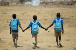 カメルーン北部の難民キャンプにある学校から歩いて家に戻る子どもたち。ナイジェリア北東部でのボコ・ハラムの暴力により、多くの人々が避難を強いられている。