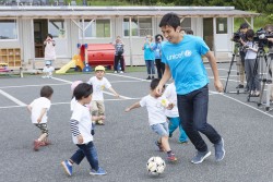 ボールで遊ぶ、長谷部選手とあさひ幼稚園の子どもたち。