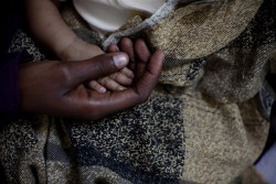 性暴力の被害を受け、妊娠、出産を経験した16歳の女の子。ユニセフが支援する女の子のための保護センターで、子どもを育てながら心理社会ケアと教育を受けている（ソマリア）