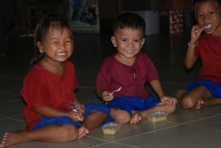 栄養補助食を試食するカンボジアの子どもたち