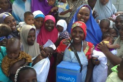 ポリオの予防接種を行う保健員と、予防接種を受けた子どもたち。ユニセフはナイジェリアにおいてポリオの予防接種を実施している。