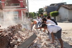 地震で崩壊した建物の残骸を片付けるボランティアの人たち。(オアハカ)2017年9月9日撮影