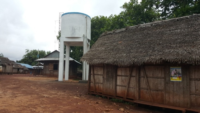 村のすべての給水所に水を送っているタンク。（2017年、Marokibo村）