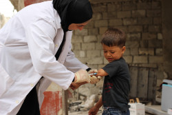 はしかの予防接種キャンペーン期間、はしかの予防接種を受ける5歳の男の子。（シリア・アレッポ）