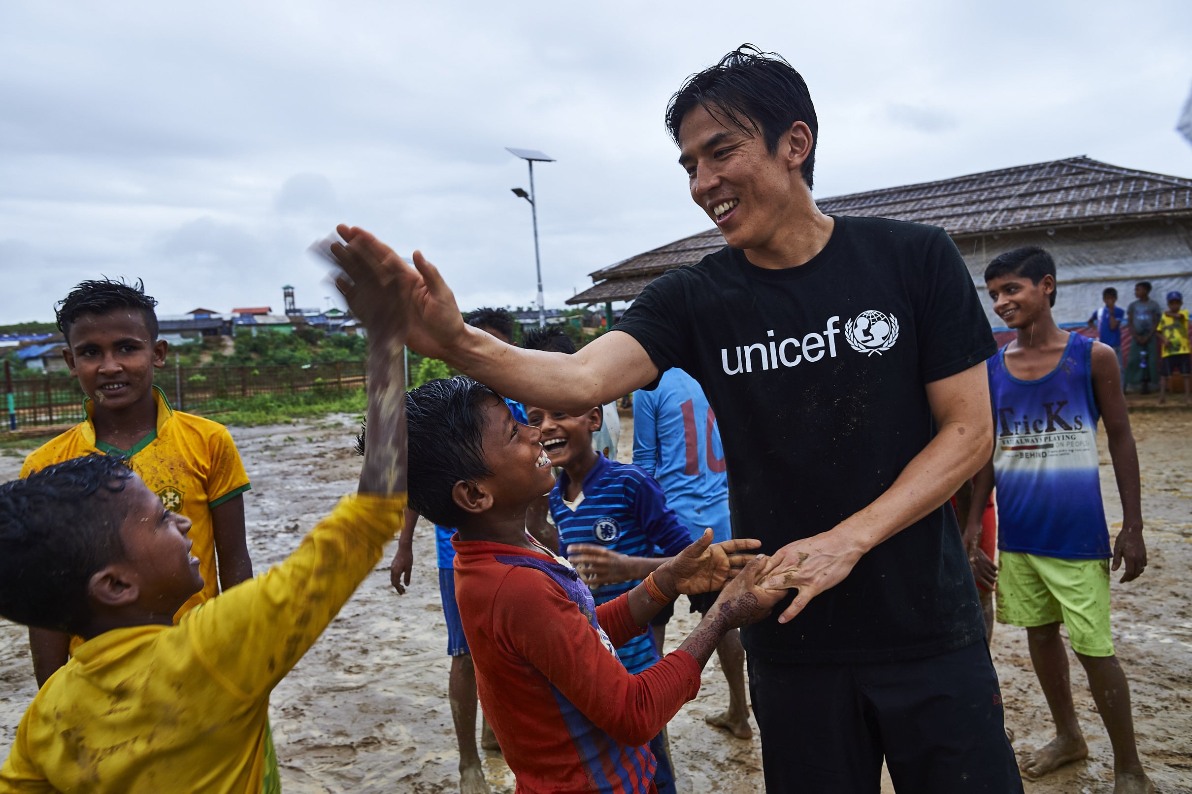 長谷部誠 日本ユニセフ協会大使 ロヒンギャ難民キャンプを訪問 2日目 子どもや若者とサッカーを通じて交流